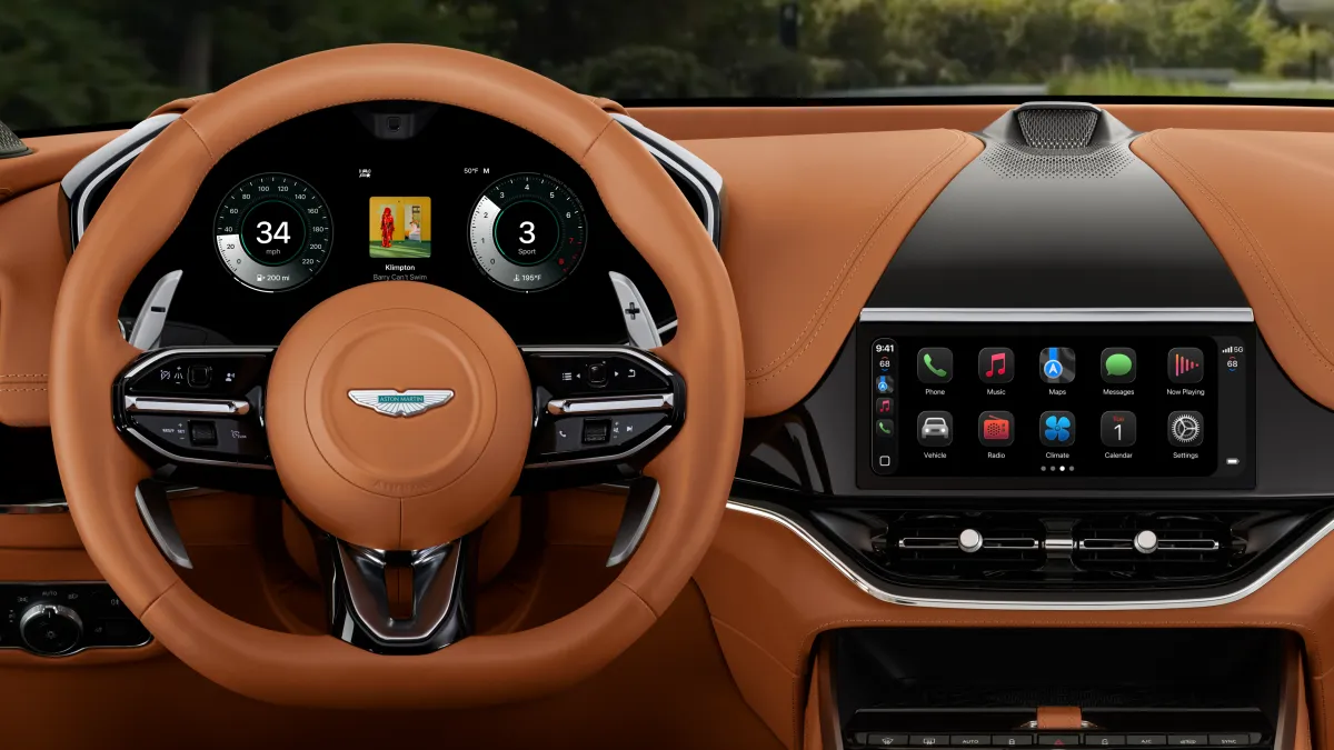 iOS 26 功能解析:Apple Intelligence 來襲,iPhone 進入 AI 個人時代 29 CarPlay Ultra 在駕駛者所有螢幕上提供整齊一致的體驗,而且能控制如收音機和空調等車輛功能,現在推出全新設計,進一步提升美感。