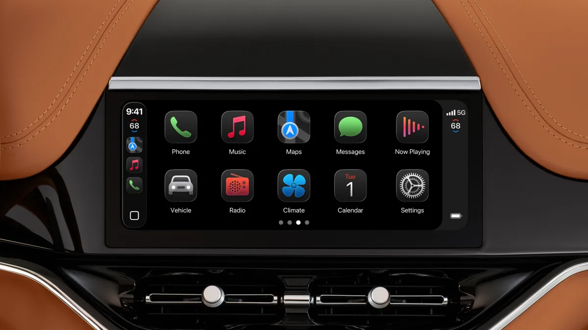 iOS 26 功能解析:Apple Intelligence 來襲,iPhone 進入 AI 個人時代 31 CarPlay Ultra 在駕駛者所有螢幕上提供整齊一致的體驗,而且能控制如收音機和空調等車輛功能,現在推出全新設計,進一步提升美感。