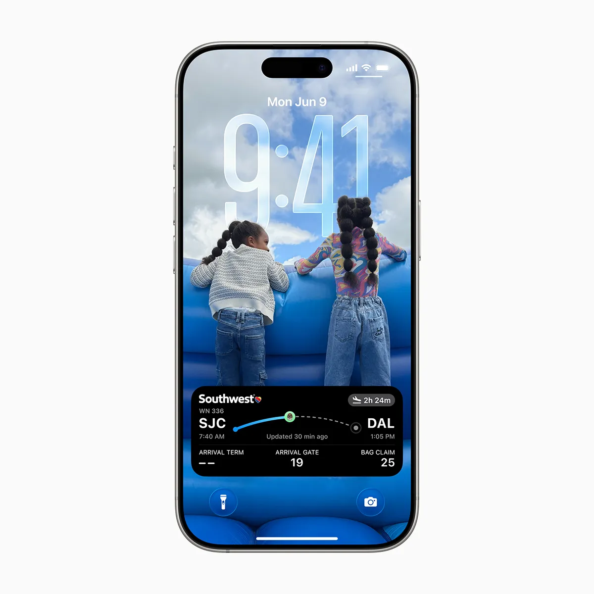iOS 26 功能解析:Apple Intelligence 來襲,iPhone 進入 AI 個人時代 20 Apple 錢包更新版的登機證提供「即時動態」的查看與分享功能,顯示航班的即時更新內容。